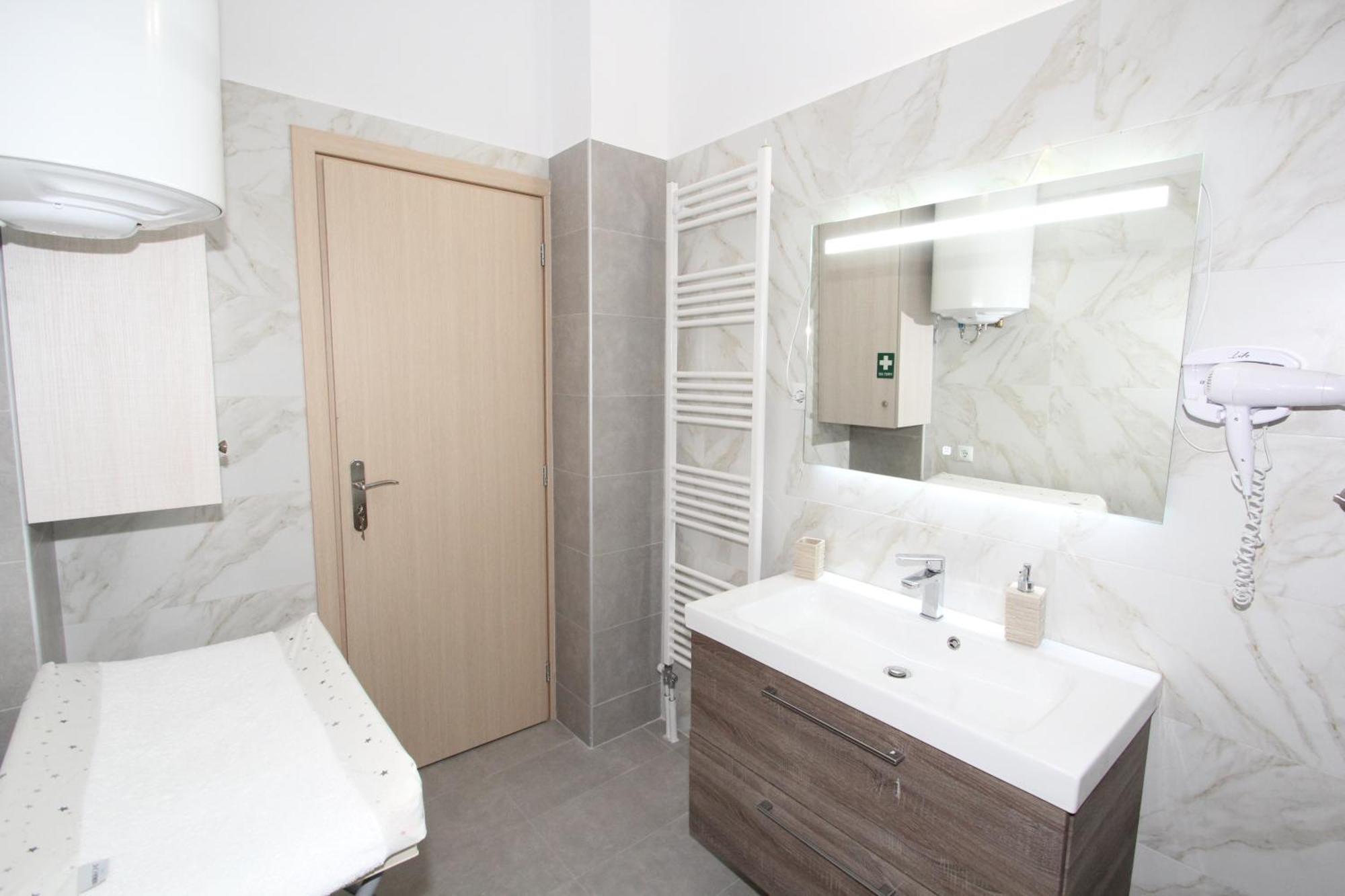 Filoxenia Apartment Артемида Екстериор снимка